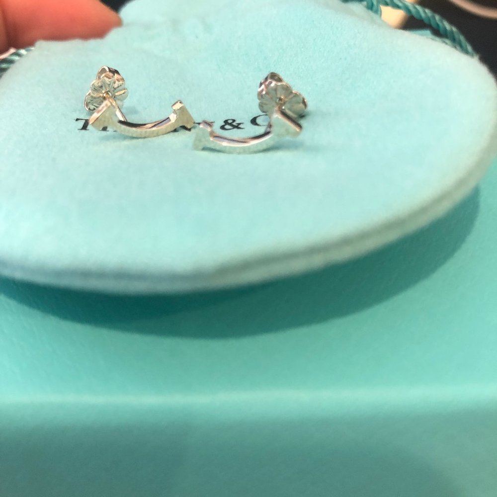 NWT Tiffany SS smile earrings